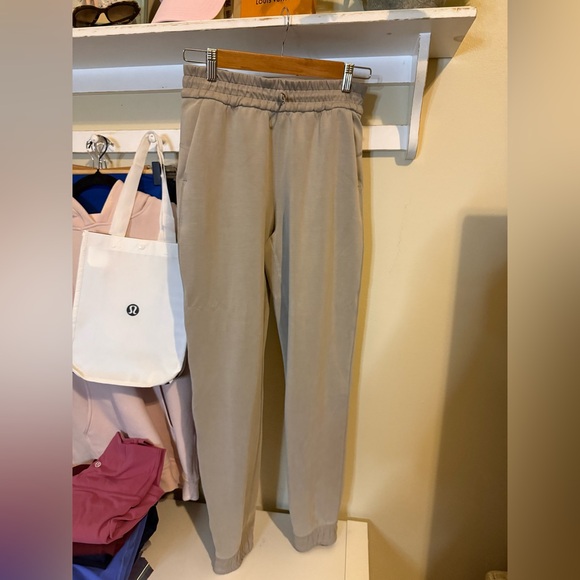 Lululemonđź’ŽBrushed Softstreme High-Rise Jogger Riverstone Tan Sz 4 Retail $128 - Picture 7 of 11